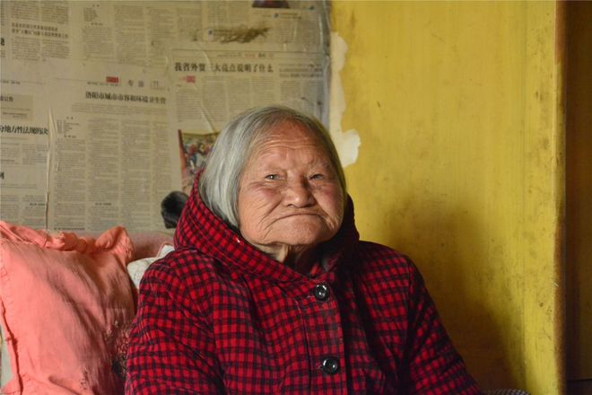 子女6人争着养94岁老母亲子女六人争着养94岁老母亲，家庭的温暖与爱的力量
