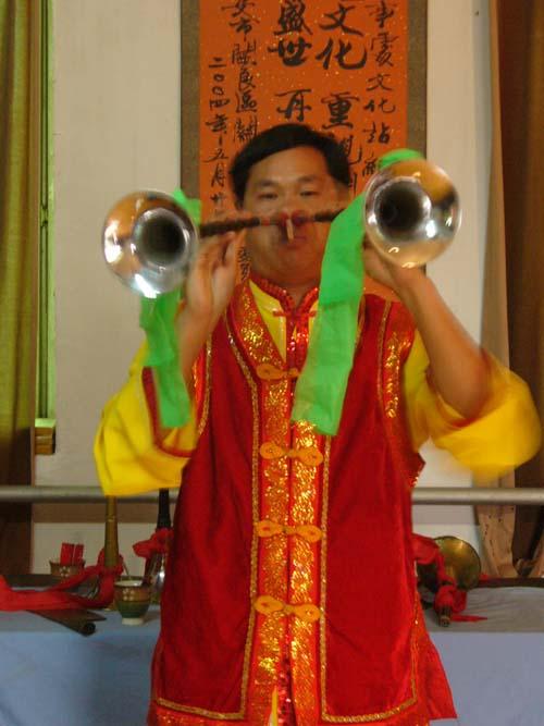 用鼻子吹唢呐的女人用鼻子吹唢呐的女人，独特的艺术之旅